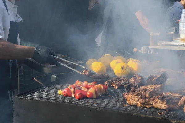 Şef Piknik Yemek Etkinliği Sırasında Pişiriyor Etlerin Karışımı Sosis Domuz — Stok fotoğraf