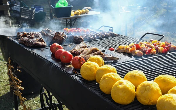 Kule Polenta Ser Środku Nazwie Bulz Tradycyjne Danie Rumuńskie Pieczenie — Zdjęcie stockowe