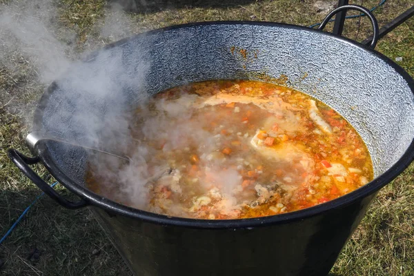 Very Large Cauldron Cooking Food Campfire Big Pots Fire Preparing — Stock Photo, Image