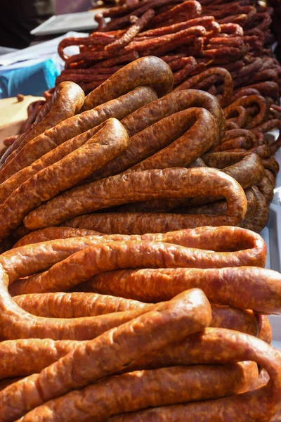 Produtos Carne Variados Linguiças Chouriço Temperos Uma Mesa Escura Vista — Fotografia de Stock