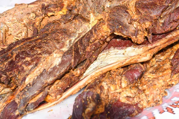 Diverse Vleeswaren Worsten Chorizo Specerijen Een Donkere Tafel Zicht Van — Stockfoto