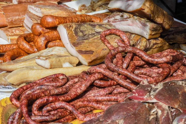 Surtido Productos Cárnicos Salchichas Chorizo Especias Una Mesa Oscura Vista — Foto de Stock