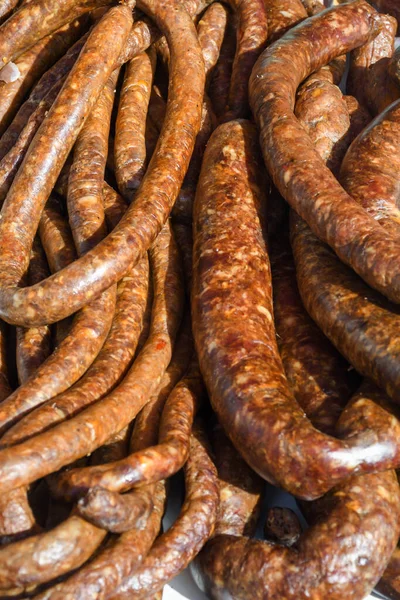 Produtos Carne Variados Linguiças Chouriço Temperos Uma Mesa Escura Vista — Fotografia de Stock