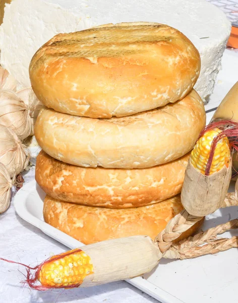 Une Variété Roues Fromage Assaisonné Avec Des Herbes Vendre Comptoir — Photo