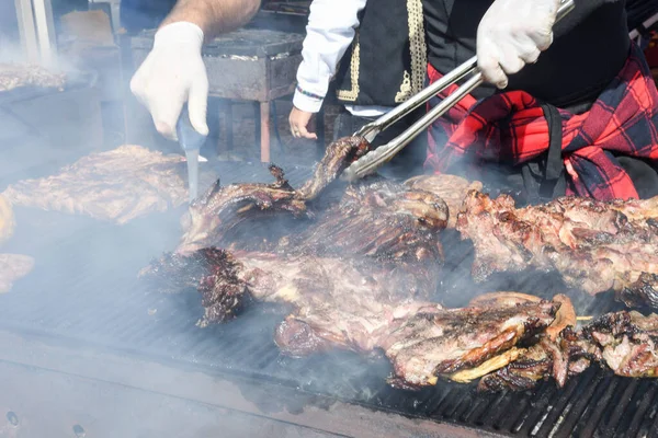 Chef Asar Carne Durante Picnic Cocina Evento Comida Variedad Mezcla — Foto de Stock