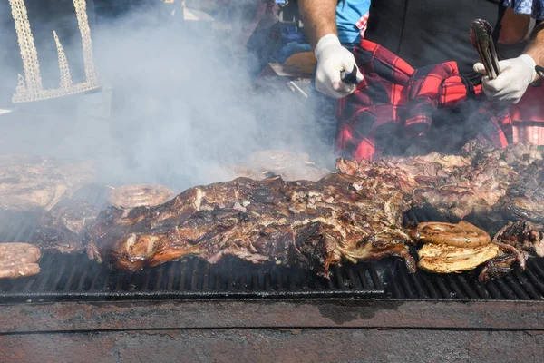 Chef Asar Carne Durante Picnic Cocina Evento Comida Variedad Mezcla — Foto de Stock