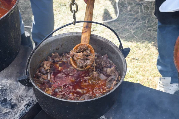 Caldero Muy Grande Cocinando Comida Durante Fogata Ollas Grandes Llamas — Foto de Stock