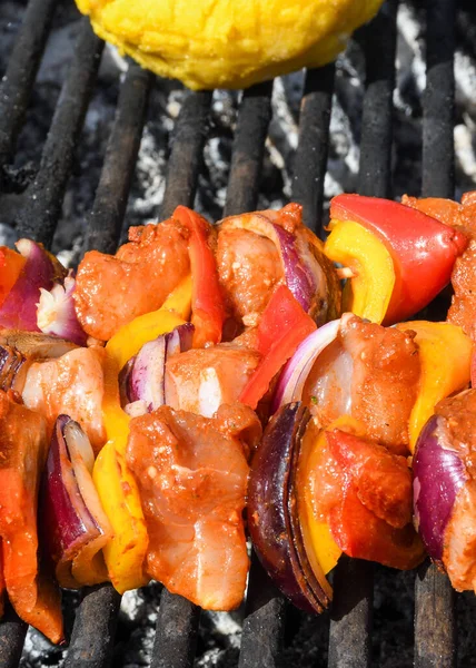 Chef Kok Grillen Vlees Tijdens Picknick Voedsel Evenement Vleesmix Variëteit — Stockfoto