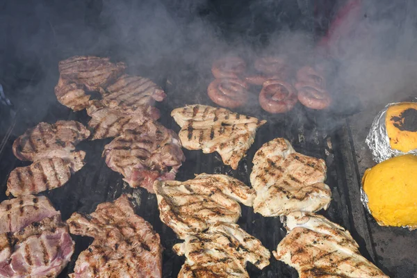 Şef Piknik Yemek Etkinliği Sırasında Pişiriyor Etlerin Karışımı Sosis Domuz — Stok fotoğraf