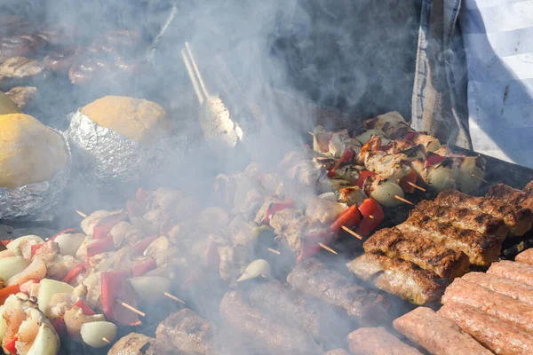 Szef Kuchni Grillując Mięso Podczas Pikniku Lub Imprezy Żywności Mięso — Zdjęcie stockowe
