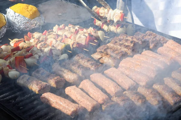 Chef Grelhar Carne Durante Piquenique Evento Comida Variedade Mistura Carne — Fotografia de Stock