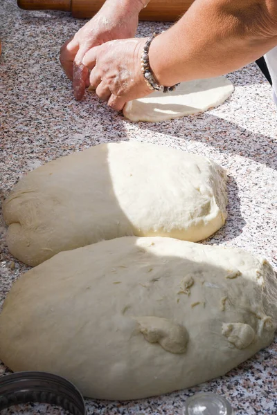 Kobieta Ręce Toczenia Ciasta Wałkiem Pieczenia Ciast Lub Chleba Pizzy — Zdjęcie stockowe