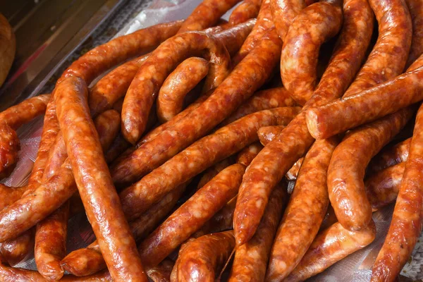 Różne Produkty Mięsne Kiełbaski Chorizo Przyprawy Ciemnym Stole Widok Góry — Zdjęcie stockowe