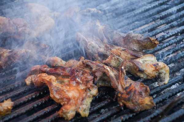 Chef Grillt Fleisch Während Kochpicknick Oder Essen Veranstaltung Fleischmischung Sorte — Stockfoto