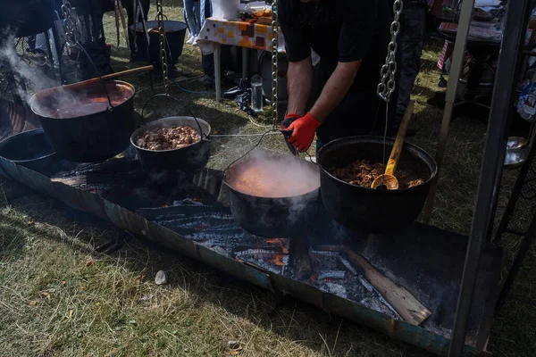 Caldero Muy Grande Cocinando Comida Durante Fogata Ollas Grandes Llamas — Foto de Stock