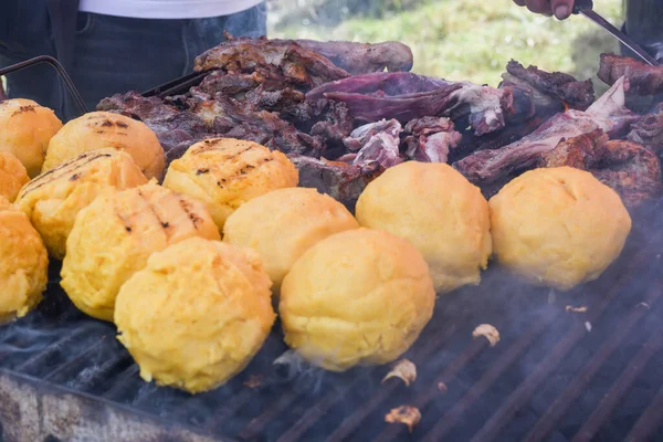 Ortasındaki Toplar Polenta Peynir Adı Bulz Geleneksel Bir Romanya Yemeği — Stok fotoğraf