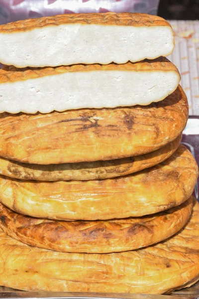 Uma Variedade Rodas Queijo Temperado Com Ervas Para Venda Balcão — Fotografia de Stock