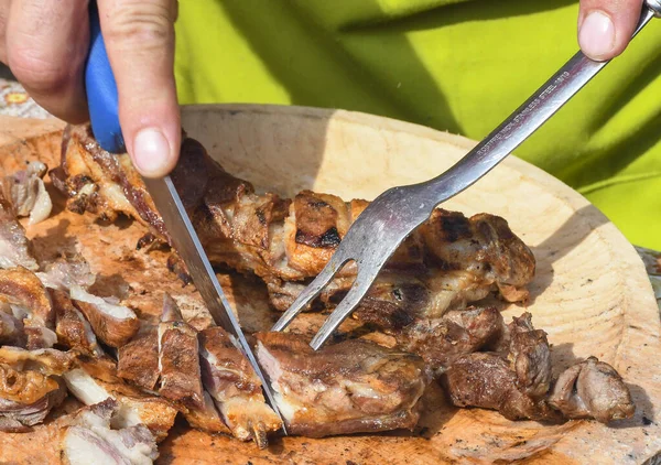 Hombre Cortando Carne Parrilla Tabla Cortar Chefs Manos Con Tenedor — Foto de Stock
