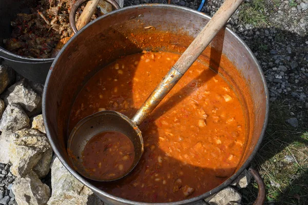 Very Large Cauldron Cooking Food Campfire Big Pots Fire Preparing — Stock Photo, Image