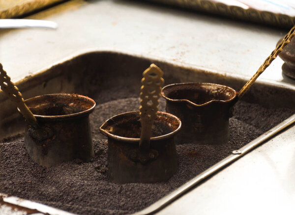 Репарация турецкого кофе во время фестиваля уличной еды, традиционные фирменные напитки подаются и готовятся на улицах Турции
