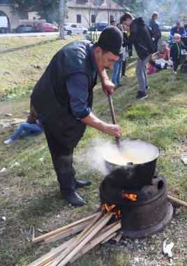 Kamp ateşi sırasında yemek pişiren çok büyük bir kazan, yemek festivali sırasında hazırlanan büyük kaplar. Ateşin üzerinde asılı duran bir turist potası. Ateşin üstünde tencerede yemek pişirmek. Kamp kavramı