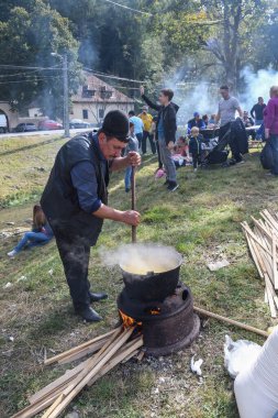 Kamp ateşi sırasında yemek pişiren çok büyük bir kazan, yemek festivali sırasında hazırlanan büyük kaplar. Ateşin üzerinde asılı duran bir turist potası. Ateşin üstünde tencerede yemek pişirmek. Kamp kavramı