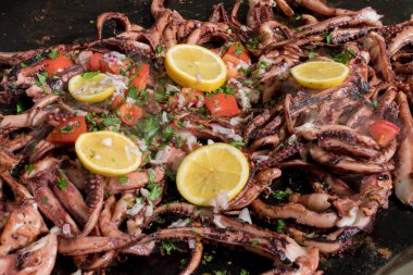 Taze ızgara deniz ürünleri küçük yavru ahtapot dokunaçları otel brunch büfesi sırasında dışarıda havuzun yanındaki bahçede. Taze Yemek Büfesi Yemek Yemeği Paylaşım Partisi Konsepti