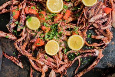 Taze ızgara deniz ürünleri küçük yavru ahtapot dokunaçları otel brunch büfesi sırasında dışarıda havuzun yanındaki bahçede. Taze Yemek Büfesi Yemek Yemeği Paylaşım Partisi Konsepti