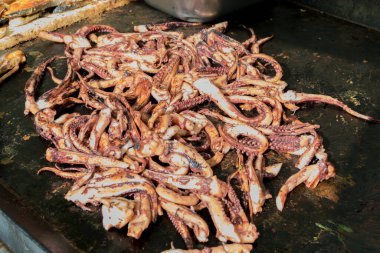 Taze ızgara deniz ürünleri küçük yavru ahtapot dokunaçları otel brunch büfesi sırasında dışarıda havuzun yanındaki bahçede. Taze Yemek Büfesi Yemek Yemeği Paylaşım Partisi Konsepti