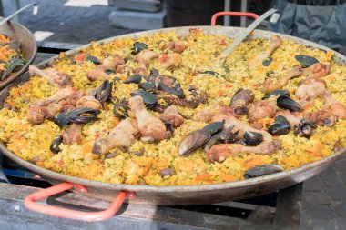Deniz ürünleri paella 'sı büyük bir tavada pişmiş, sokak yemeği festivali. Meksika Fiesta Ulusal Yemek Günü spesiyali. Canlı yemek istasyonu. Taze Yemek Büfesi Yemek Yemeği Paylaşım Partisi Konsepti
