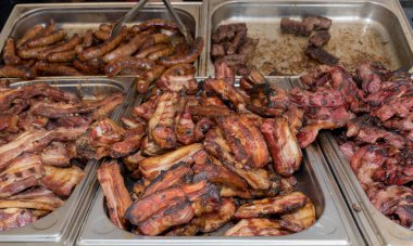 Bahçe bahçesindeki havuz kenarında otel brunch büfesi sırasında kıymalı tavuk kıymalı taze ızgara domuz eti. Taze Yemek Büfesi Yemek Yemeği Paylaşım Partisi Konsepti