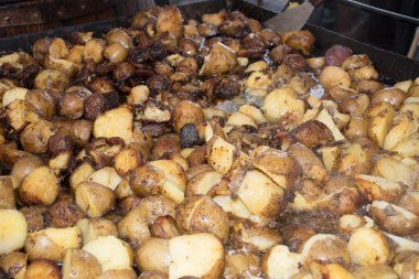 Havuz kenarındaki bahçede açık havada otel kahvaltısı büfesi sırasında büyük tavada kızartılmış patates dilimleri. Taze Yemek Büfesi Yemek Yemeği Paylaşım Partisi Konsepti.