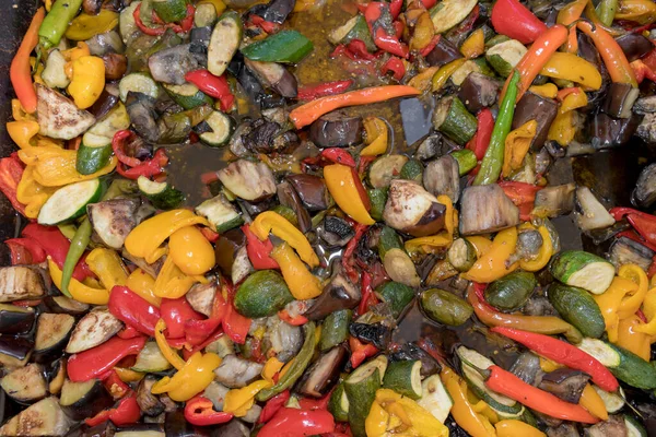 Buharda Pişirilmiş Sebzeler Kırmızı Yeşil Biber Mantarları Sokak Yemeği Festivali — Stok fotoğraf
