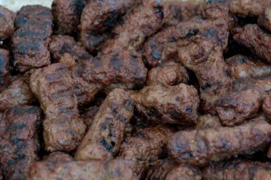 Bahçe bahçesindeki havuz kenarında otel brunch büfesi sırasında kıymalı tavuk kıymalı taze ızgara domuz eti. Taze Yemek Büfesi Yemek Yemeği Paylaşım Partisi Konsepti