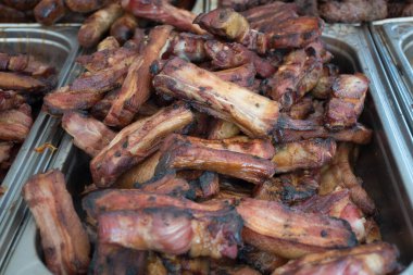 Bahçe bahçesindeki havuz kenarında otel brunch büfesi sırasında kıymalı tavuk kıymalı taze ızgara domuz eti. Taze Yemek Büfesi Yemek Yemeği Paylaşım Partisi Konsepti