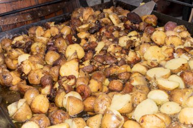 Havuz kenarındaki bahçede açık havada otel kahvaltısı büfesi sırasında büyük tavada kızartılmış patates dilimleri. Taze Yemek Büfesi Yemek Yemeği Paylaşım Partisi Konsepti.