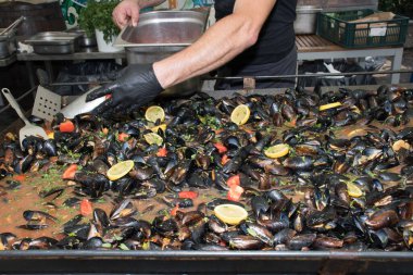 Izgarada taze midye. Açık havada deniz ürünleri barbeküsü. Piknik sağlıklı yiyecekler, kabuklu midyeler. Büyük metal tavada pişen bir sürü midye. Yemek Yemeği Yemeği Yemeği Paylaşım Konsepti