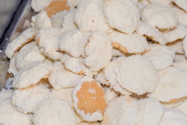 Geleneksel vanilyalı bisküviler tatlı tatlı tatlılar, pasta. Hilal ruloları. Cornulete cu gem