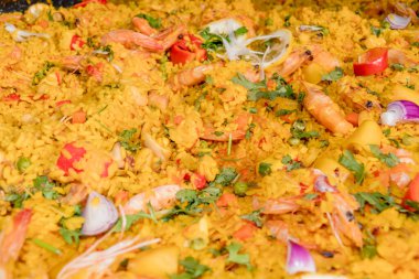 Taze deniz ürünleri pilavı pilavı büyük tavada pişerken otel brunch büfesi sırasında havuzun yanındaki bahçede. Taze Yemek Büfesi Yemek Yemeği Paylaşım Partisi Konsepti