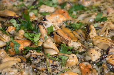 Taze midyeler, havuz kenarındaki bahçede otel brunch büfesi sırasında büyük tavada pişen deniz ürünleri karışımı. Taze Yemek Büfesi Yemek Yemeği Paylaşım Partisi Konsepti