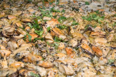 Taze midyeler, havuz kenarındaki bahçede otel brunch büfesi sırasında büyük tavada pişen deniz ürünleri karışımı. Taze Yemek Büfesi Yemek Yemeği Paylaşım Partisi Konsepti