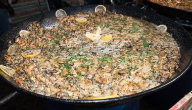 Taze midyeler, havuz kenarındaki bahçede otel brunch büfesi sırasında büyük tavada pişen deniz ürünleri karışımı. Taze Yemek Büfesi Yemek Yemeği Paylaşım Partisi Konsepti