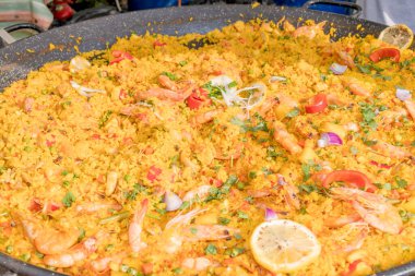 Taze deniz ürünleri pilavı pilavı büyük tavada pişerken otel brunch büfesi sırasında havuzun yanındaki bahçede. Taze Yemek Büfesi Yemek Yemeği Paylaşım Partisi Konsepti