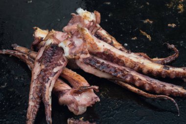 Taze ızgara deniz ürünleri küçük yavru ahtapot dokunaçları otel brunch büfesi sırasında dışarıda havuzun yanındaki bahçede. Taze Yemek Büfesi Yemek Yemeği Paylaşım Partisi Konsepti