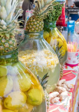 Limonata, limonata, büyük vazo bardağında, havuzun yanındaki bahçede otel brunch büfesi sırasında, taze su arıtma suyu. Taze Yemek Büfesi Yemek Yemeği Paylaşım Partisi Konsepti