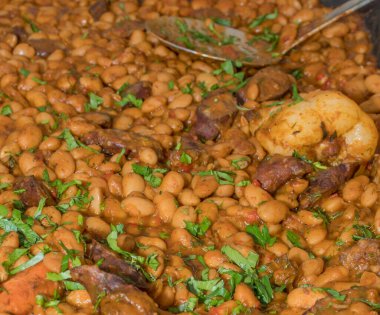 Otelin açık büfesi sırasında havuz kenarındaki bahçede büyük tavada pişen taze fasulye güveci. Taze Yemek Büfesi Yemek Yemeği Paylaşım Partisi Konsepti