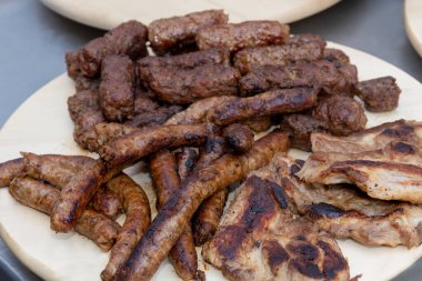 Bahçe bahçesindeki havuz kenarında otel brunch büfesi sırasında kıymalı tavuk kıymalı taze ızgara domuz eti. Taze Yemek Büfesi Yemek Yemeği Paylaşım Partisi Konsepti