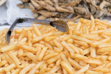 Taze balık ve patates kızartması ançüezli sardalya otel brunch büfesi sırasında havuzun yanındaki bahçede karıştırılır. Taze Yemek Büfesi Yemek Yemeği Paylaşım Partisi Konsepti