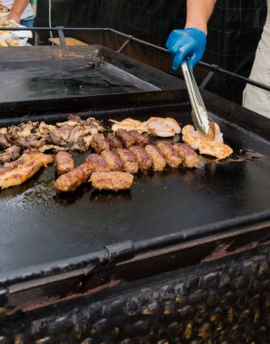 Bahçe bahçesindeki havuz kenarında otel brunch büfesi sırasında kıymalı tavuk kıymalı taze ızgara domuz eti. Taze Yemek Büfesi Yemek Yemeği Paylaşım Partisi Konsepti