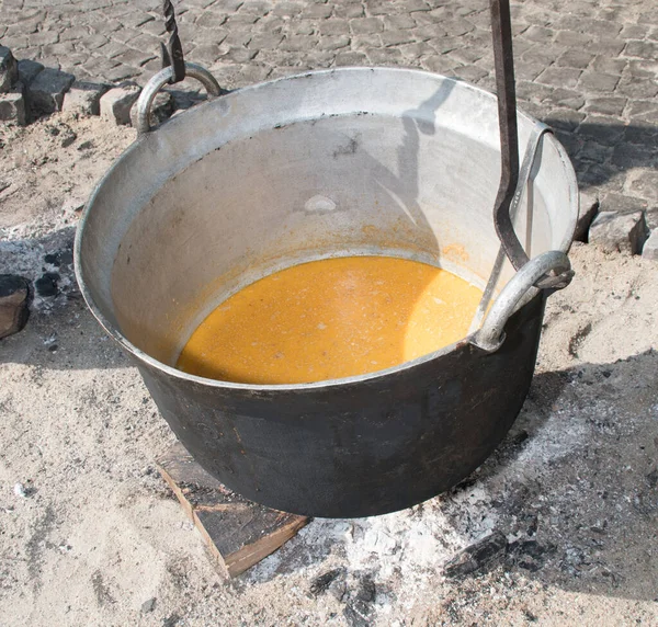 Oală Tradițională Peste Foc Abur Provenind Din Bucătărie Medievală Autentică — Fotografie, imagine de stoc